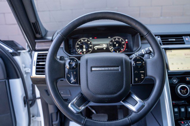 Used 2020 Land Rover Discovery HSE image 16