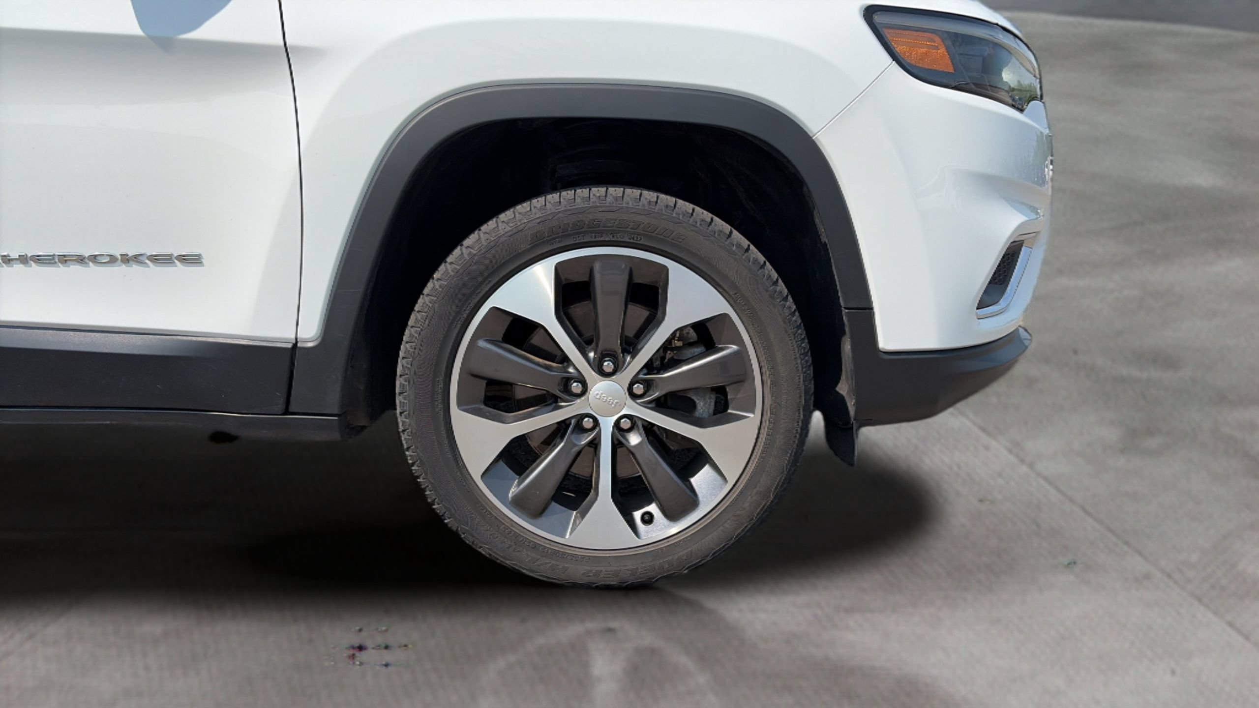 Used 2022 Jeep Cherokee Limited w/ Elite Package AWD/4WD image 28