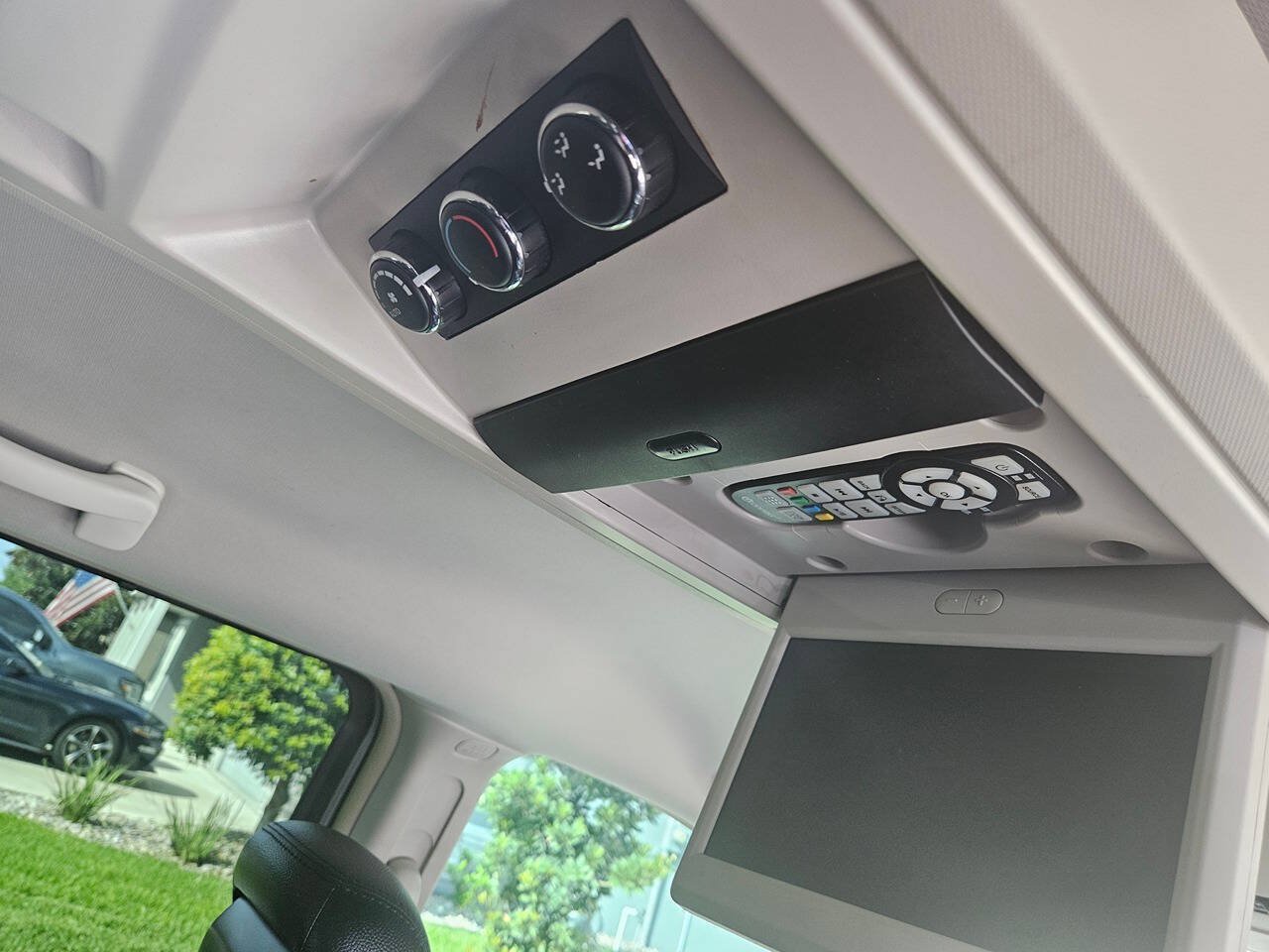 Used 2016 Chrysler Town & Country Touring FWD image 19