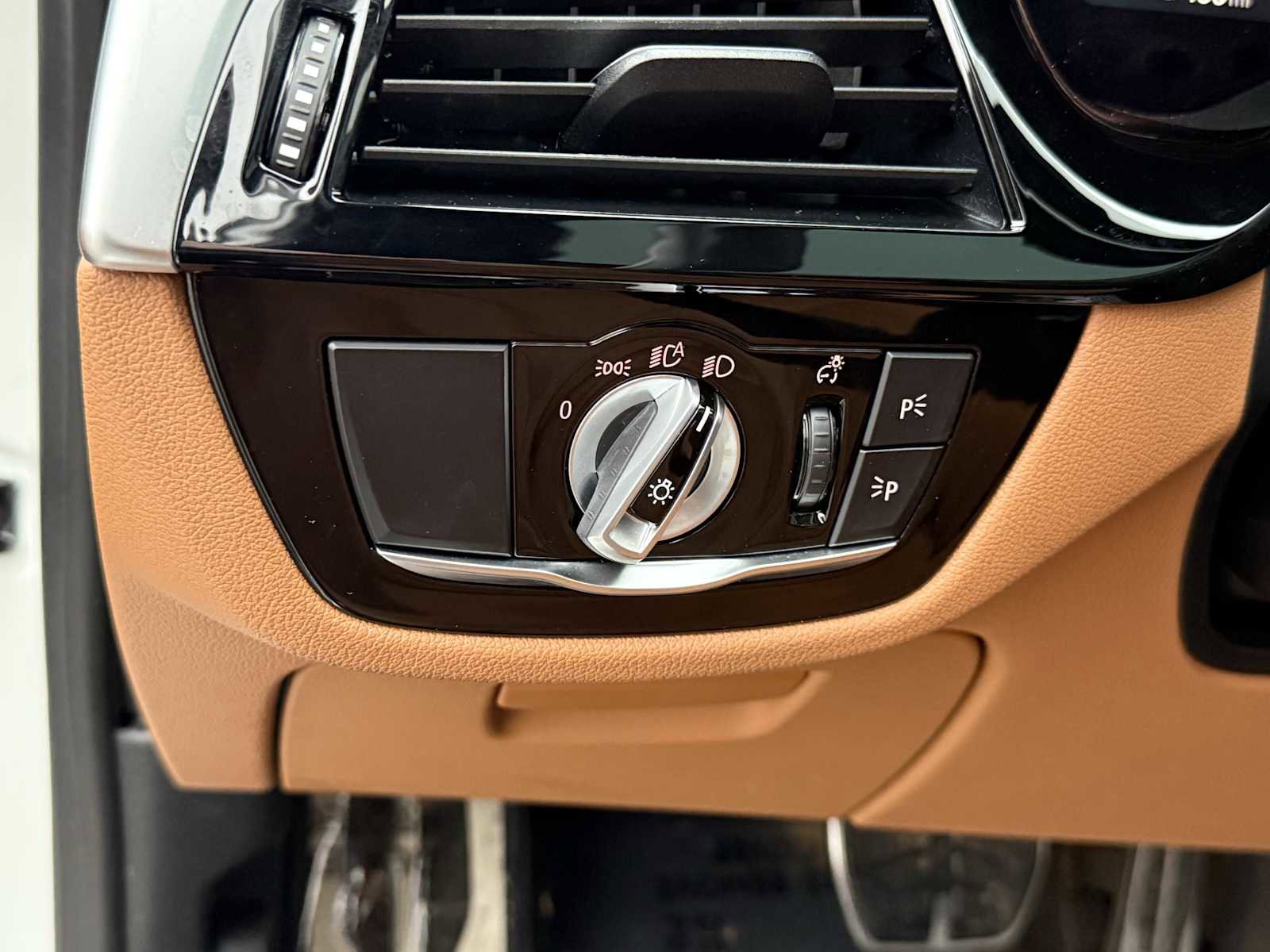 Used 2023 BMW 540i xDrive w/ M Sport Package image 40