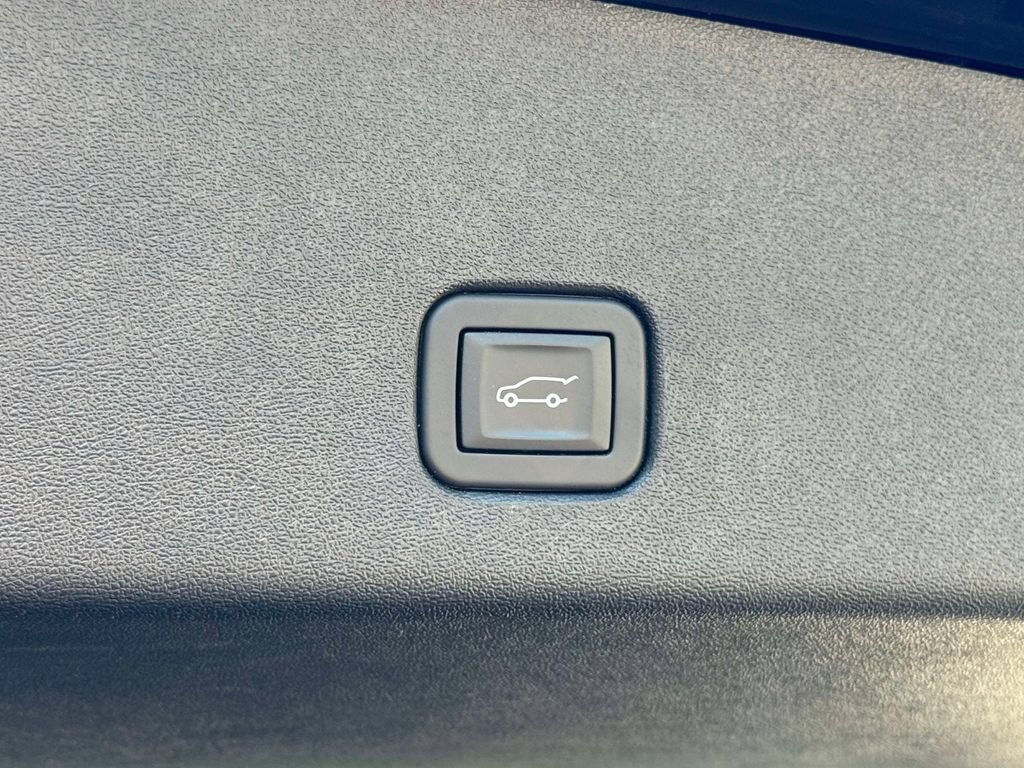 Used 2025 Cadillac Optiq Luxury 2 w/ LPO, Floor Liner Package AWD/4WD image 19