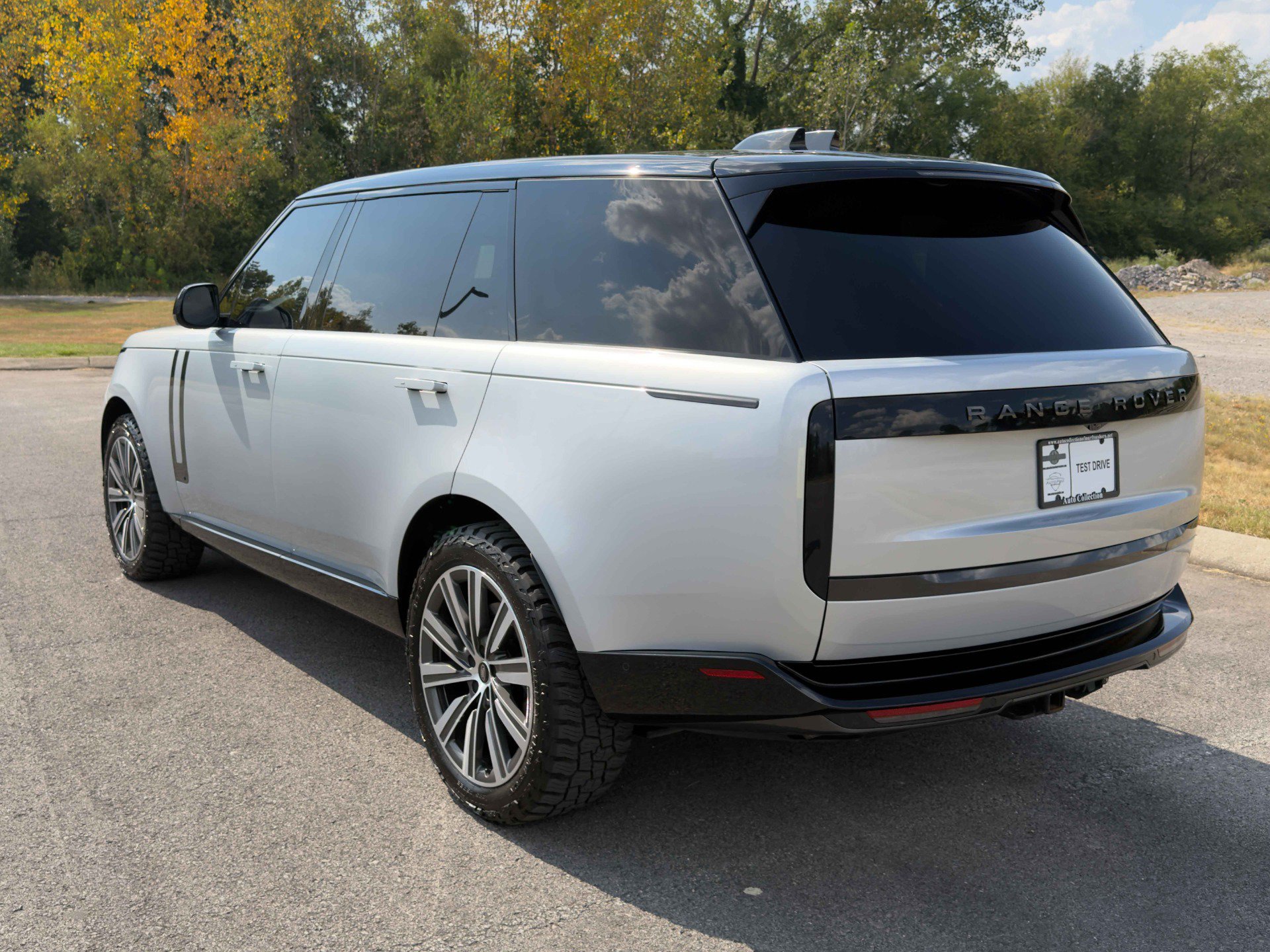 Used 2024 Land Rover Range Rover Long Wheelbase Autobiography AWD/4WD image 3