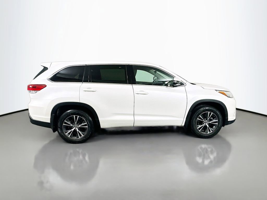 Used 2017 Toyota Highlander LE image 4