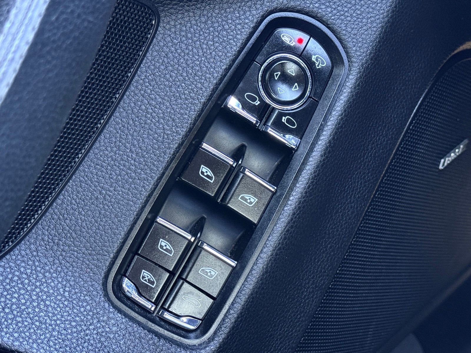 Used 2015 Porsche Panamera 4 image 31