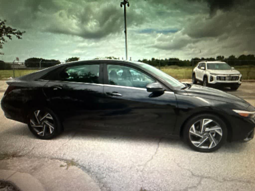 Used 2025 Hyundai Elantra SEL FWD image 5