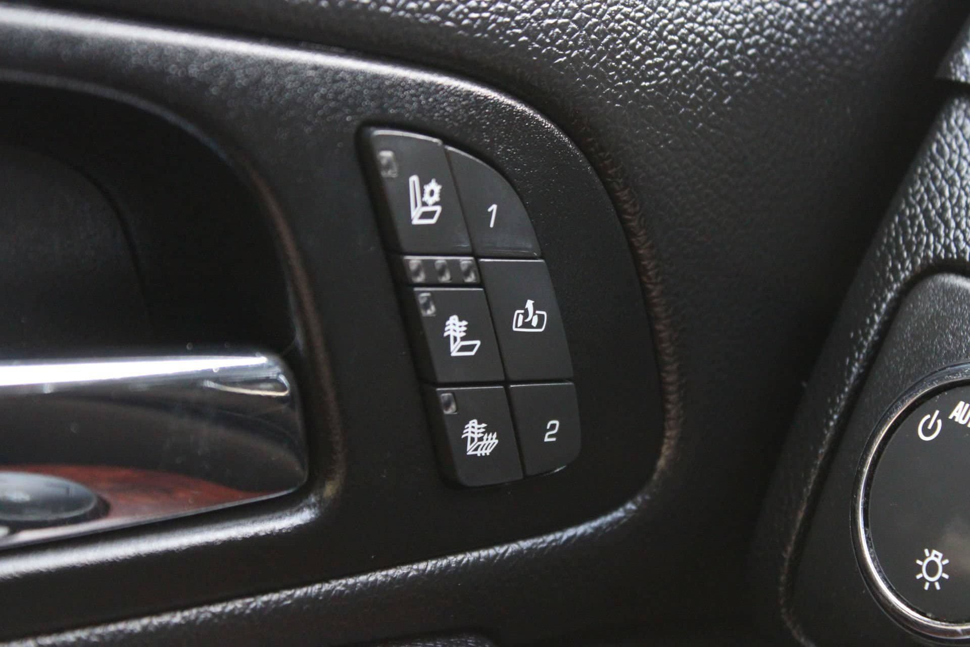 Used 2013 Chevrolet Avalanche LTZ AWD/4WD image 29