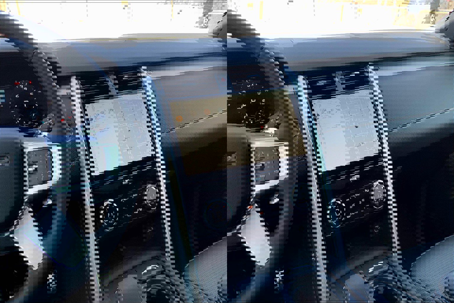 New 2025 Land Rover Discovery Dynamic SE image 8