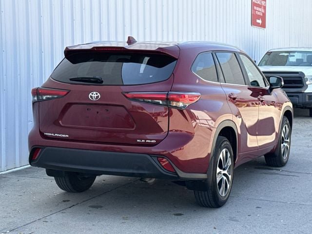 Used 2023 Toyota Highlander XLE image 4
