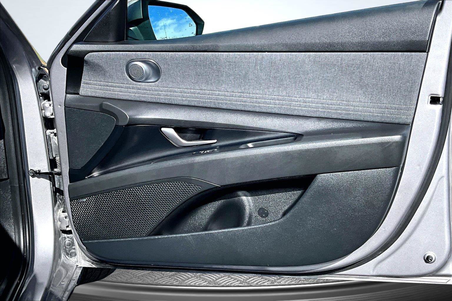 Used 2025 Hyundai Elantra Limited FWD image 47