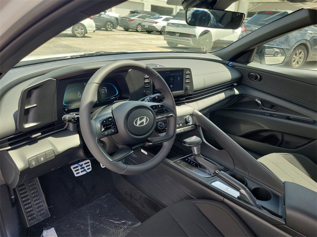 Used 2025 Hyundai Elantra Sport image 8