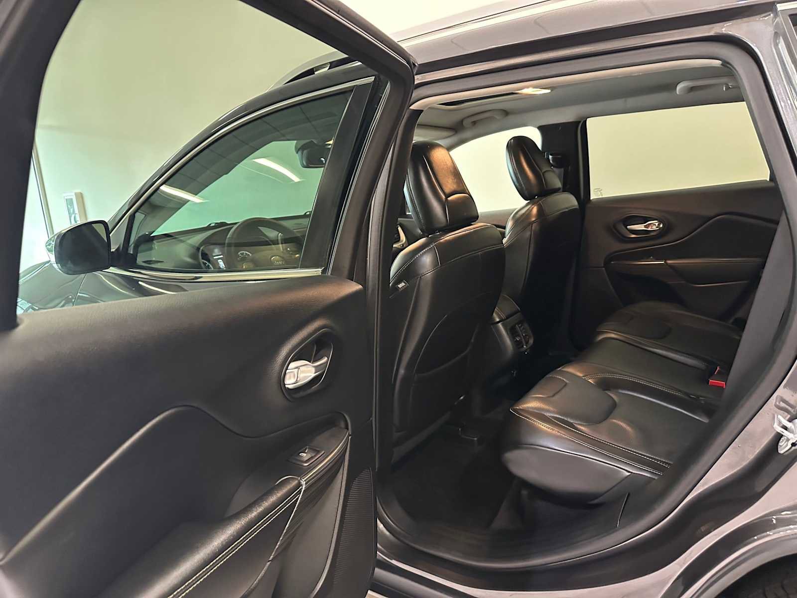 Used 2015 Jeep Cherokee Limited w/ Luxury Group image 27