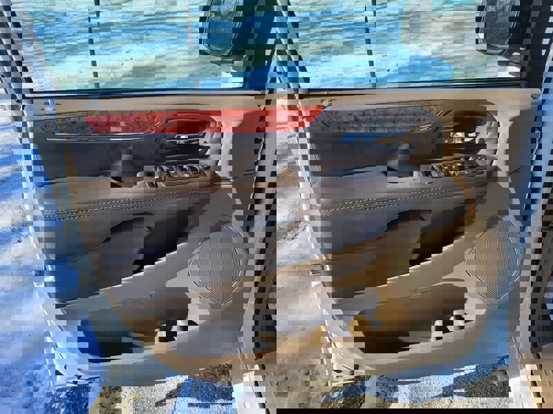 Used 2016 Chrysler Town & Country Touring-L image 29