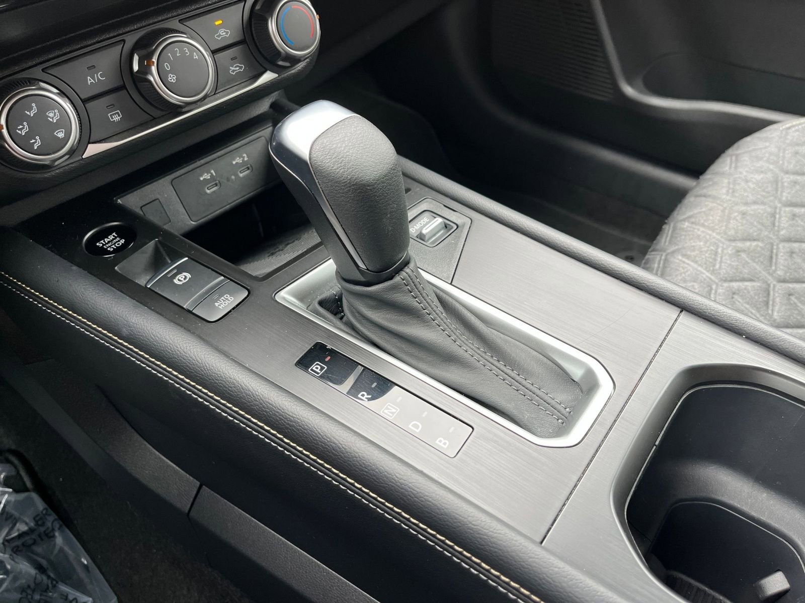 Used 2025 Nissan Kicks SV image 39