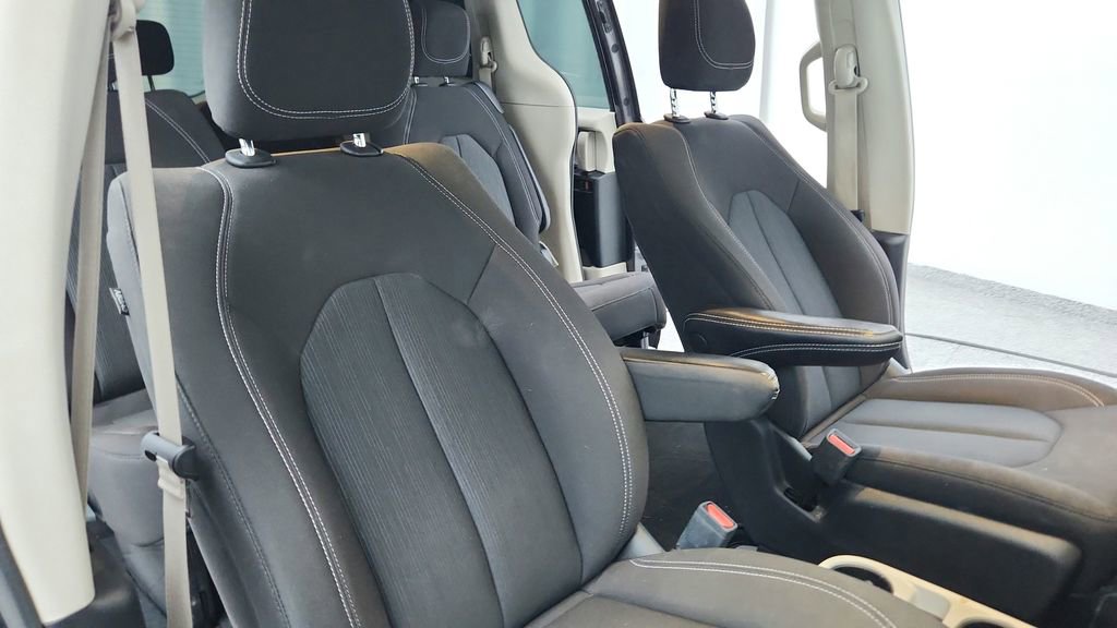 Used 2023 Chrysler Voyager LX image 32