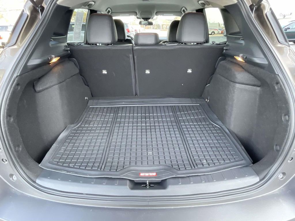 Used 2025 Nissan Kicks SR image 10