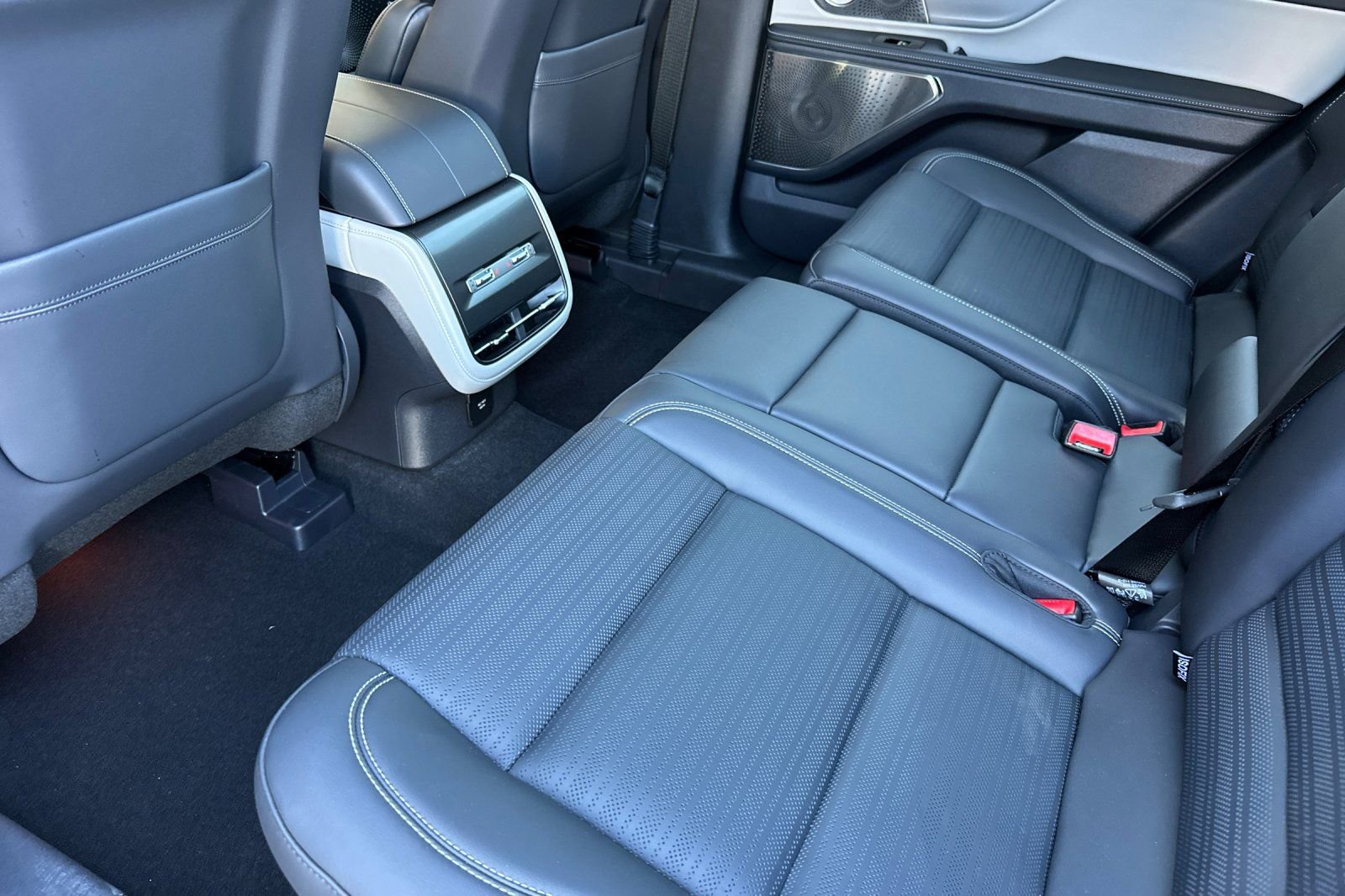 Used 2025 Lincoln Nautilus Reserve image 10