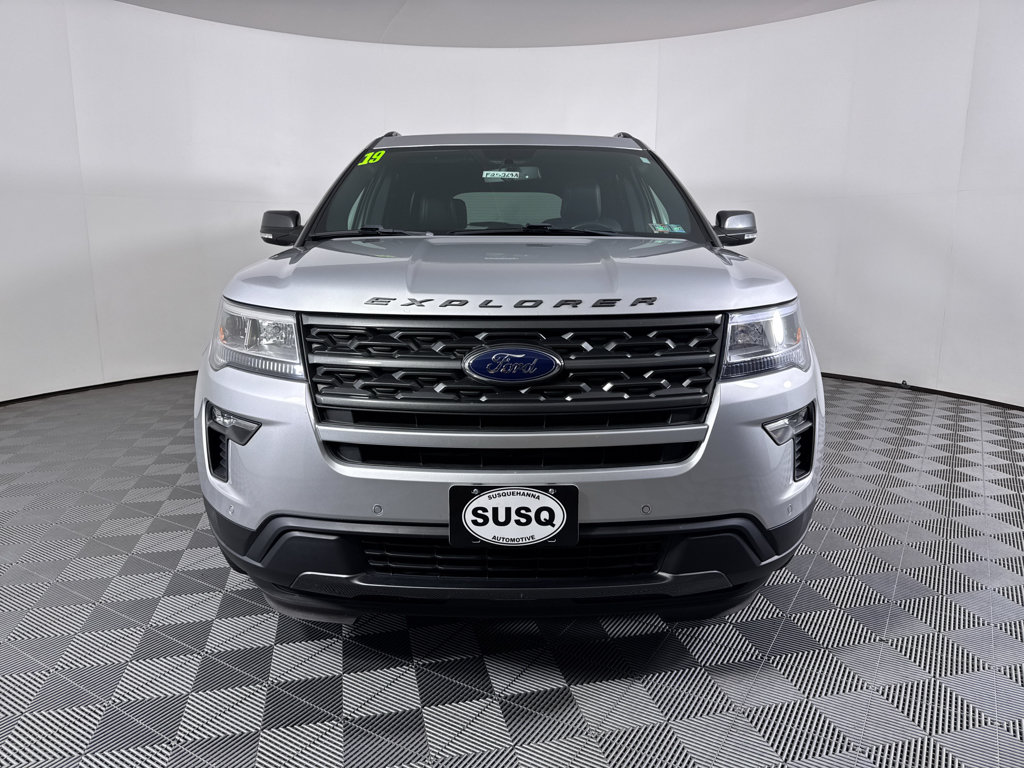 Used 2019 Ford Explorer XLT w/ Equipment Group 202A AWD/4WD image 2