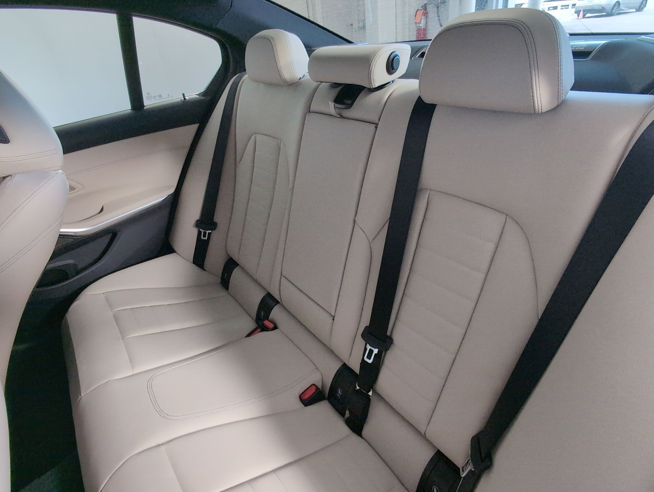 Used 2026 BMW 330i Sedan w/ Premium Package image 28