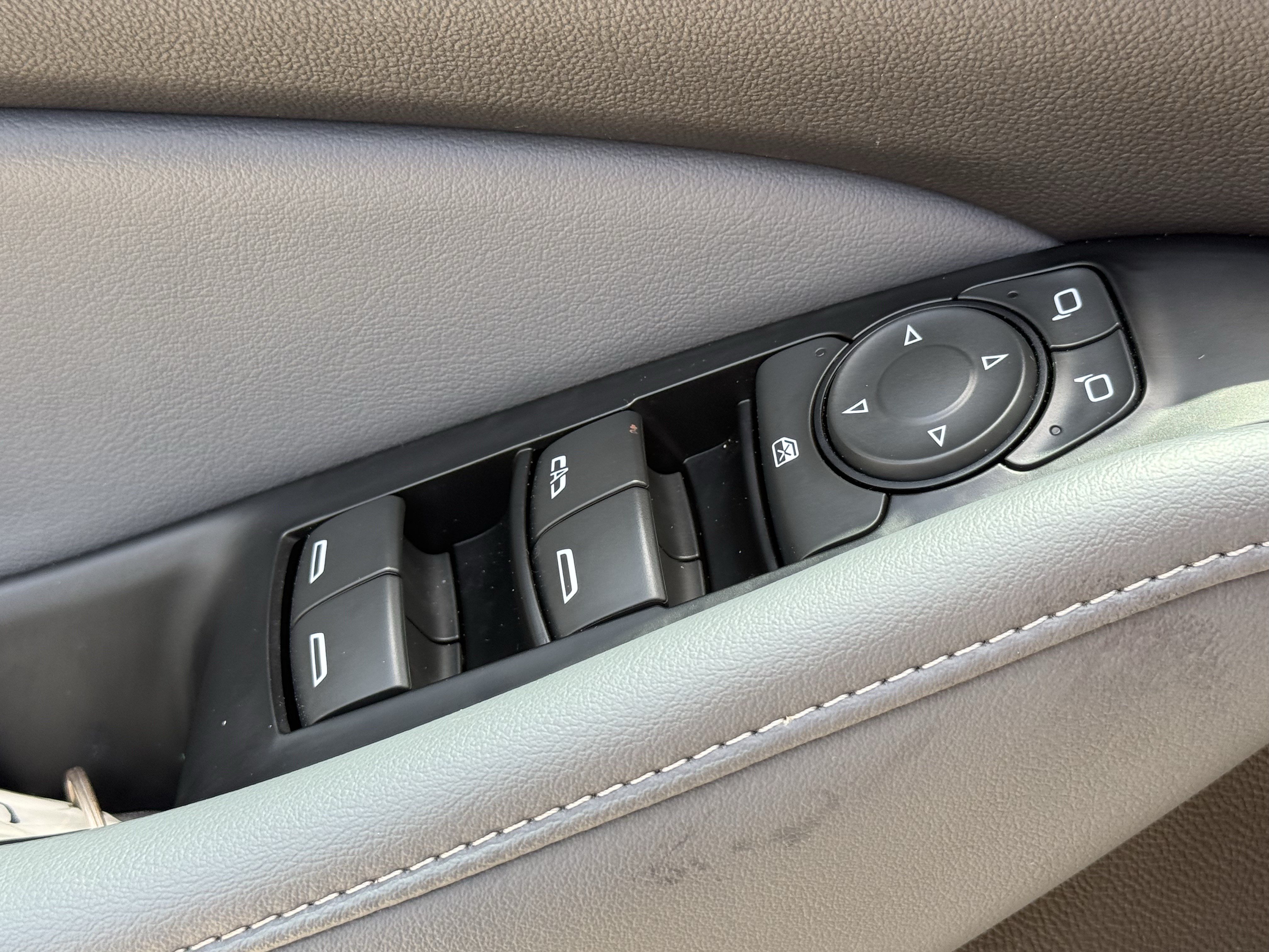 Used 2024 Buick Enclave Essence w/ Sport Touring Edition FWD image 26