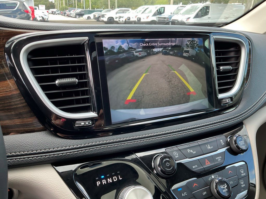 Used 2023 Chrysler Pacifica Limited FWD image 43