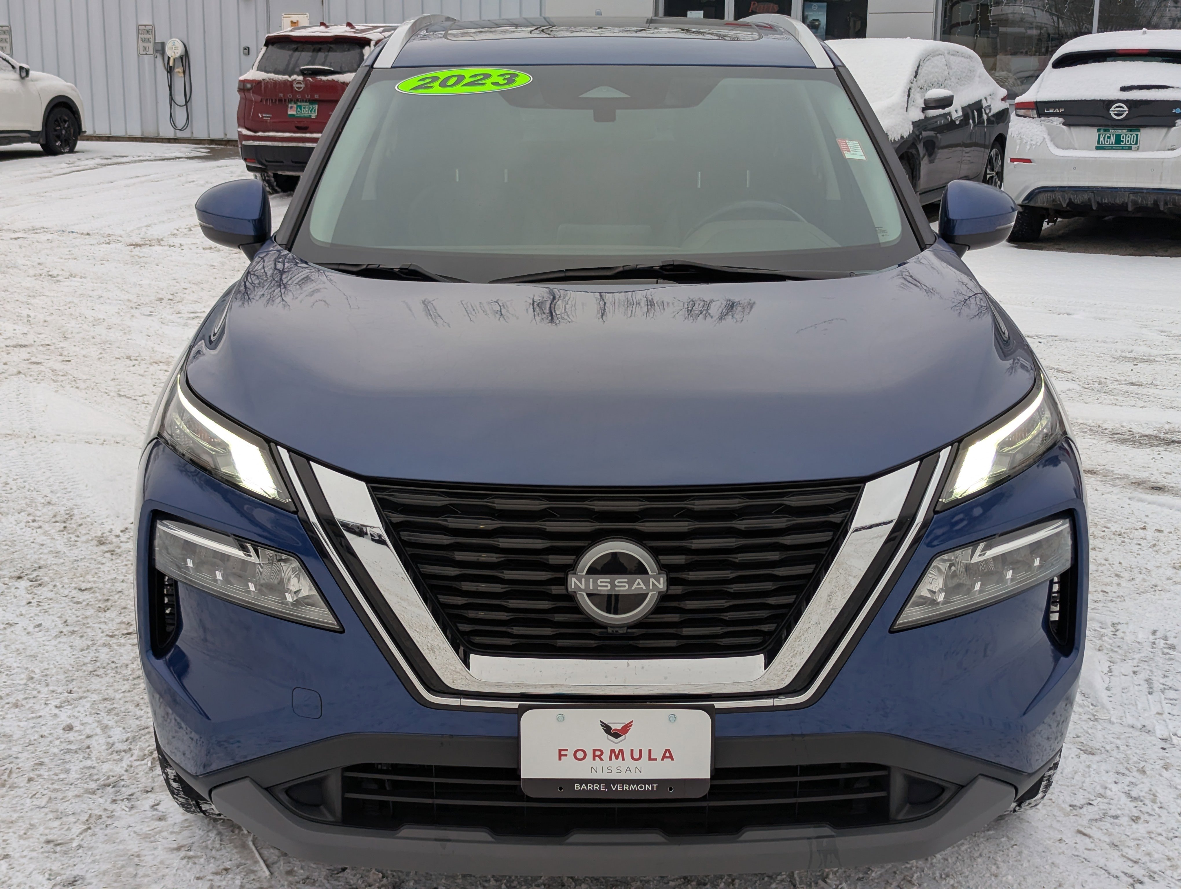 Used 2023 Nissan Rogue SV w/ SV Premium Package image 2