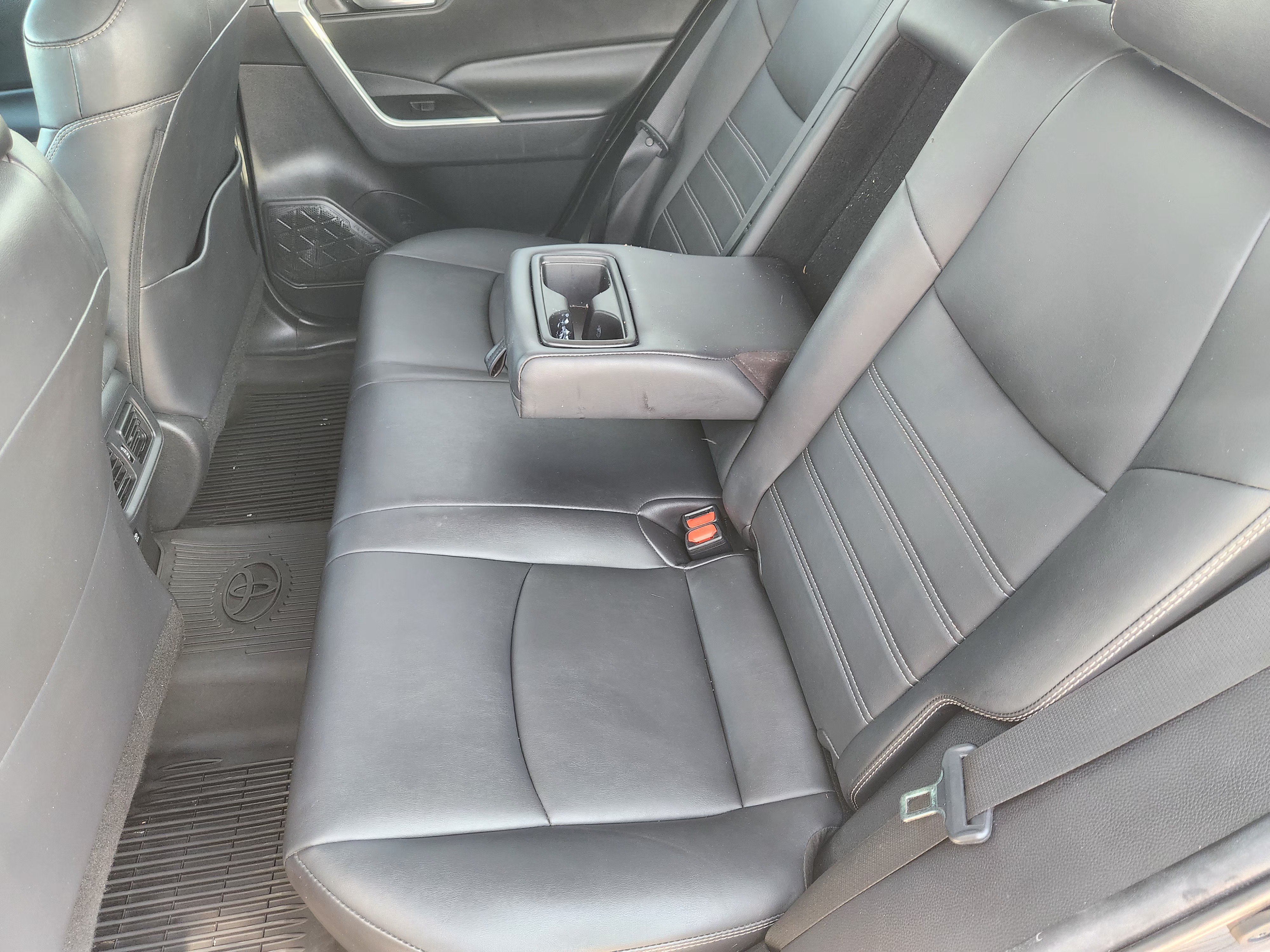 Used 2021 Toyota RAV4 XLE Premium FWD image 31