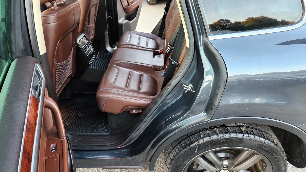 Used 2012 Volkswagen Touareg Executive image 30