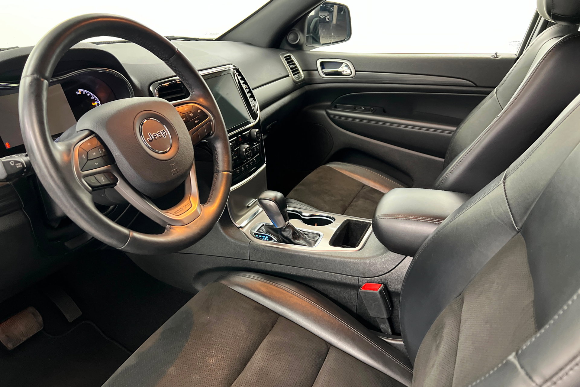 Used 2021 Jeep Grand Cherokee Laredo X image 15