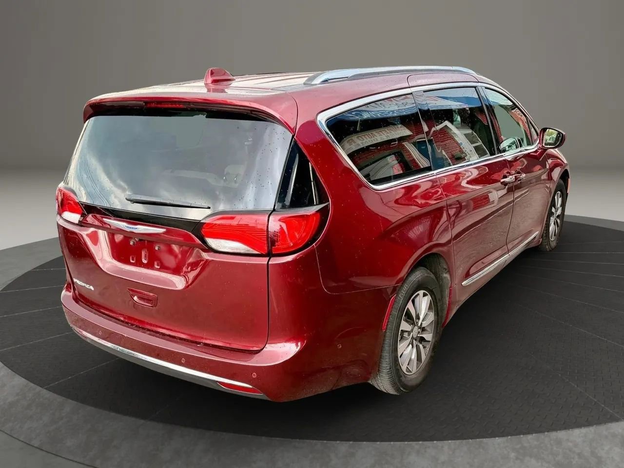 Used 2020 Chrysler Pacifica Touring-L Plus FWD image 4