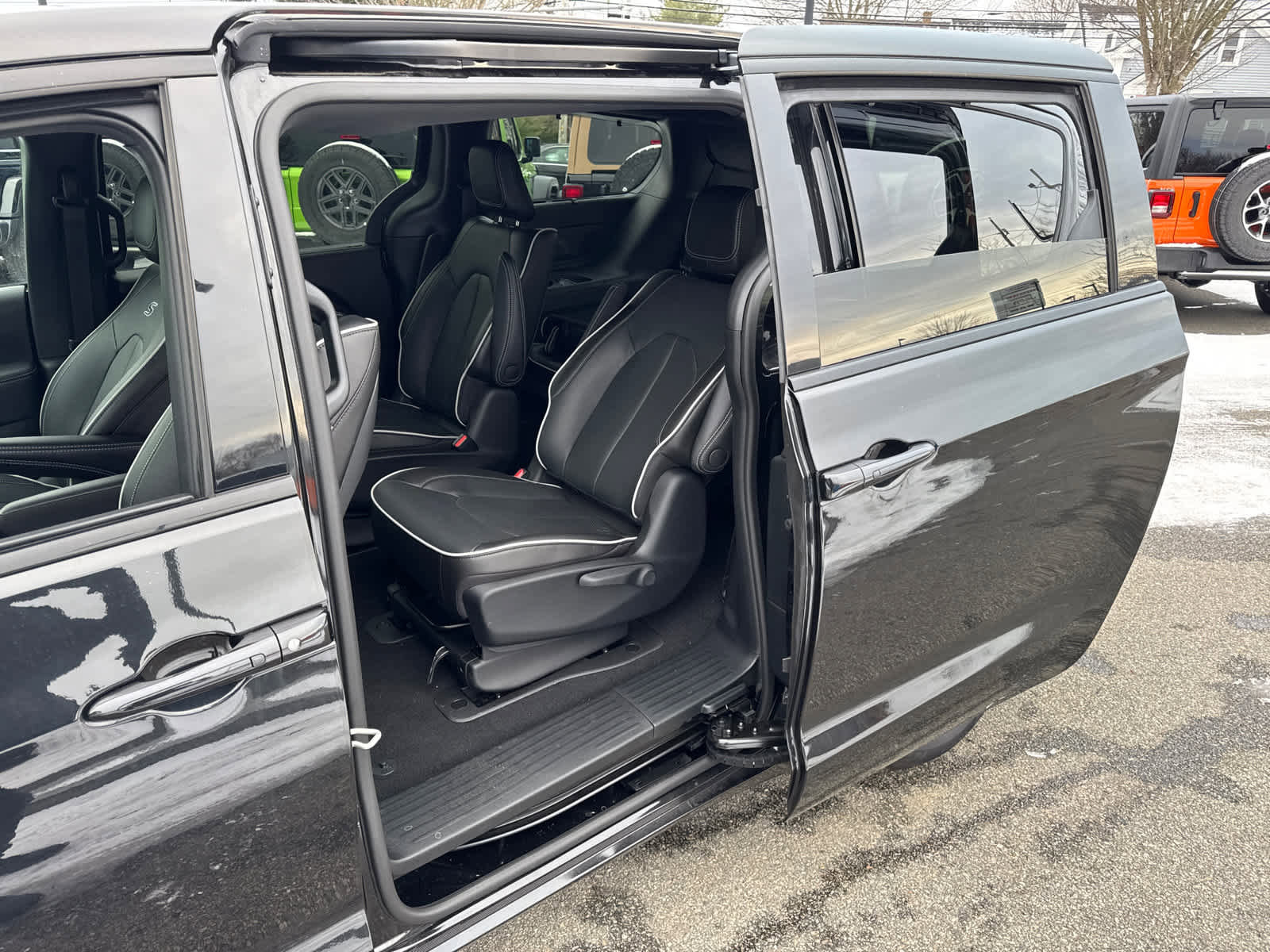 Used 2023 Chrysler Pacifica Limited w/ Uconnect Theater Family Group image 31