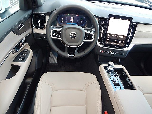 Certified 2025 Volvo XC90 T8 Plus w/ Protection Package Premier image 5