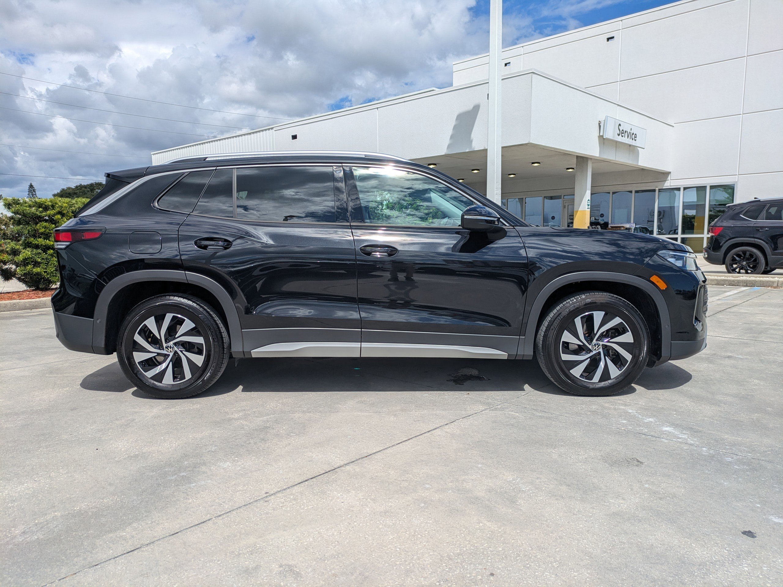 Used 2025 Volkswagen Tiguan S FWD image 3