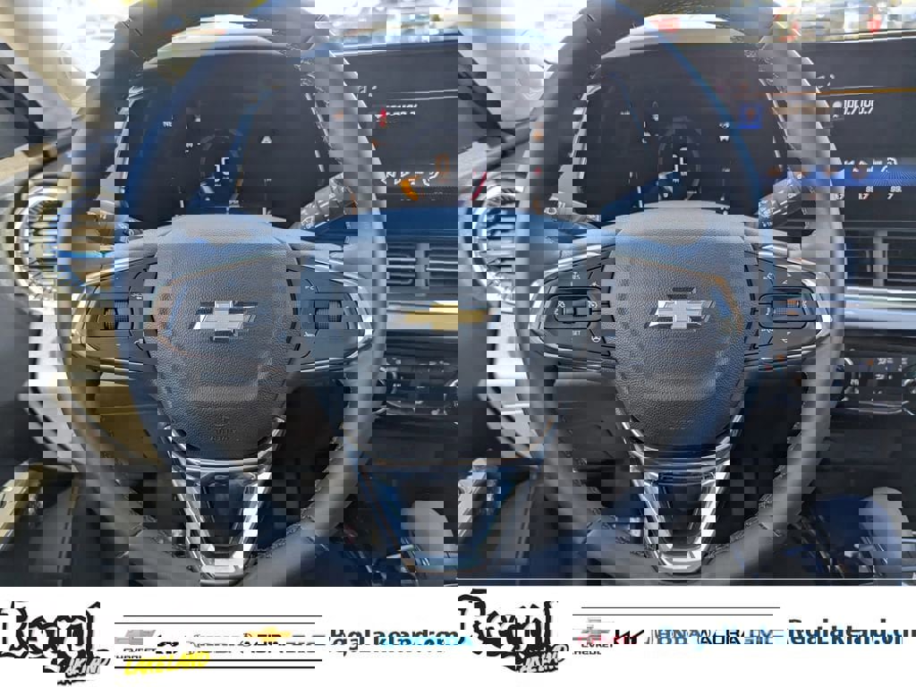 Used 2025 Chevrolet Trax LT w/ LT Convenience Package image 11