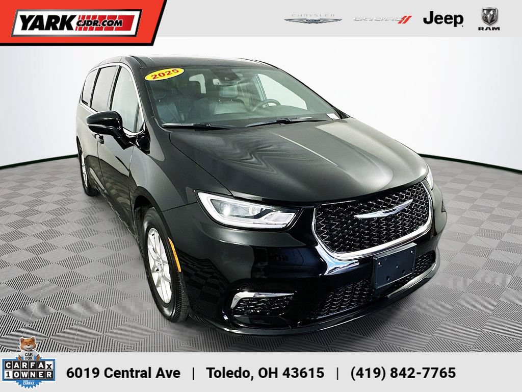Used 2025 Chrysler Pacifica Select FWD image 1