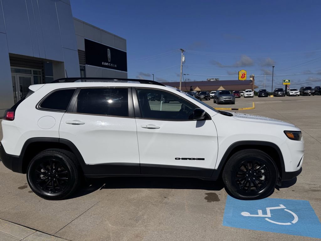 Used 2023 Jeep Cherokee Altitude Lux AWD/4WD image 3