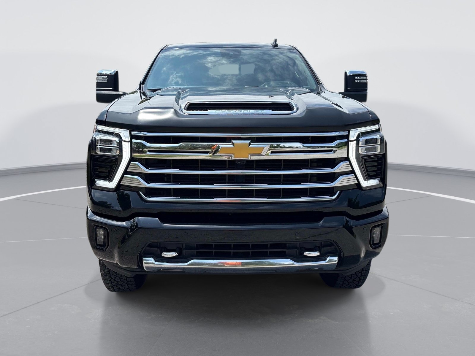 Used 2024 Chevrolet Silverado 2500 High Country w/ High Country Premium Package AWD/4WD image 2