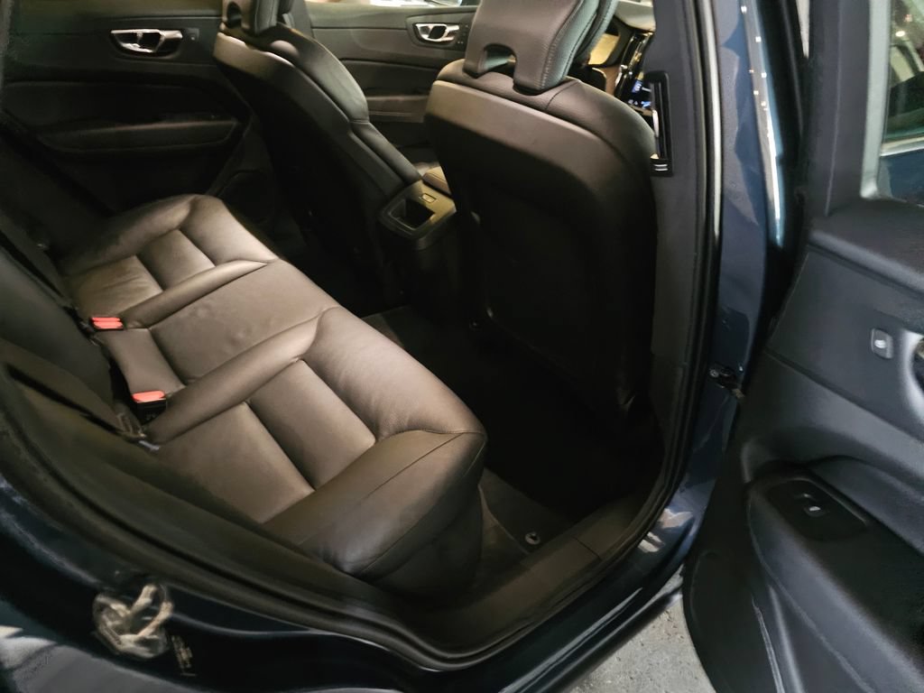 Used 2021 Volvo XC60 T5 Momentum w/ Premium Package AWD/4WD image 8