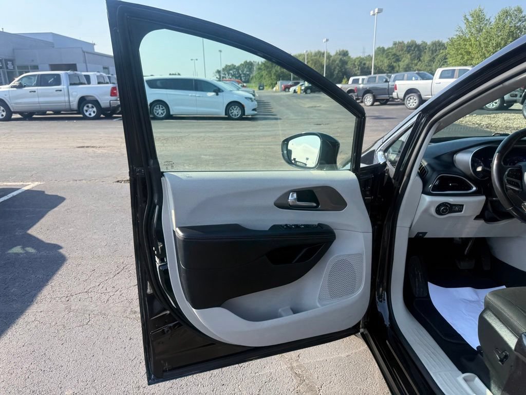 Used 2020 Chrysler Pacifica Touring w/ Advanced Safetytec Group FWD image 11