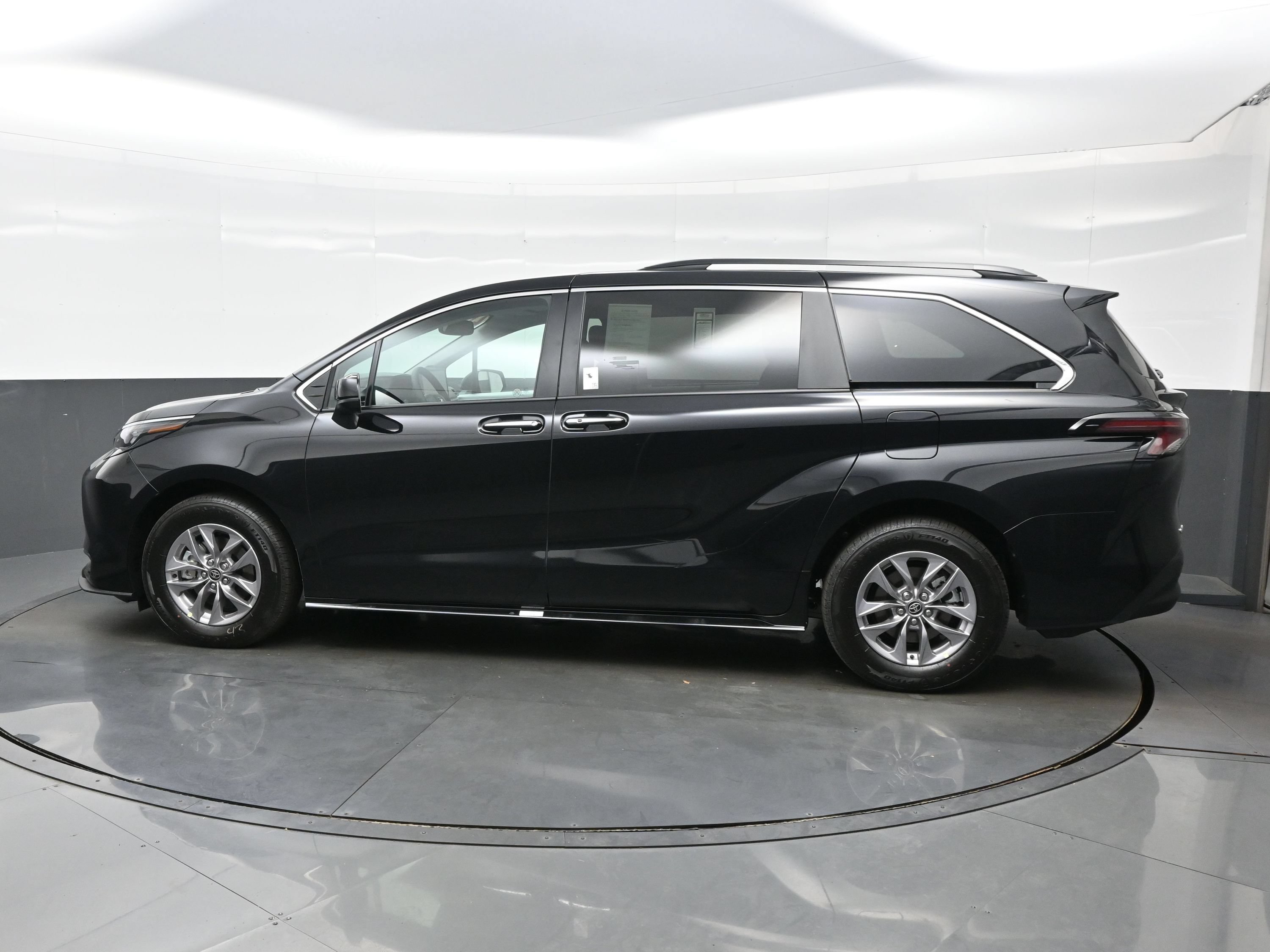 Used 2026 Toyota Sienna XLE FWD image 3