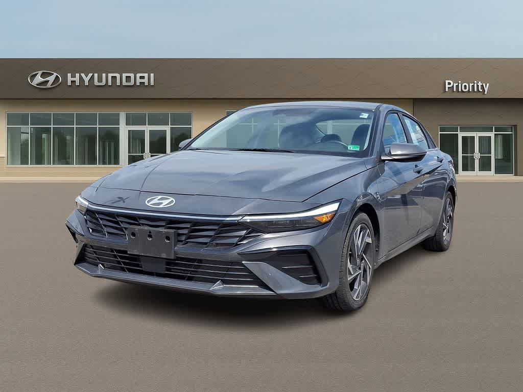 Used 2025 Hyundai Elantra Limited FWD image 1