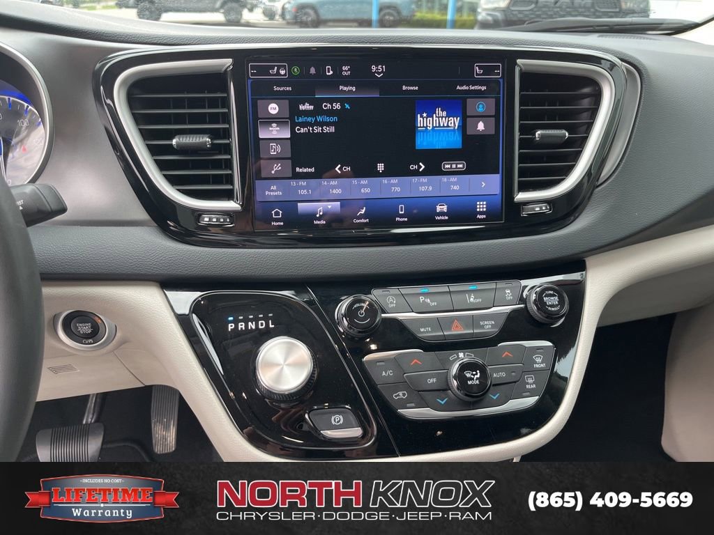 Used 2023 Chrysler Pacifica Touring-L image 8