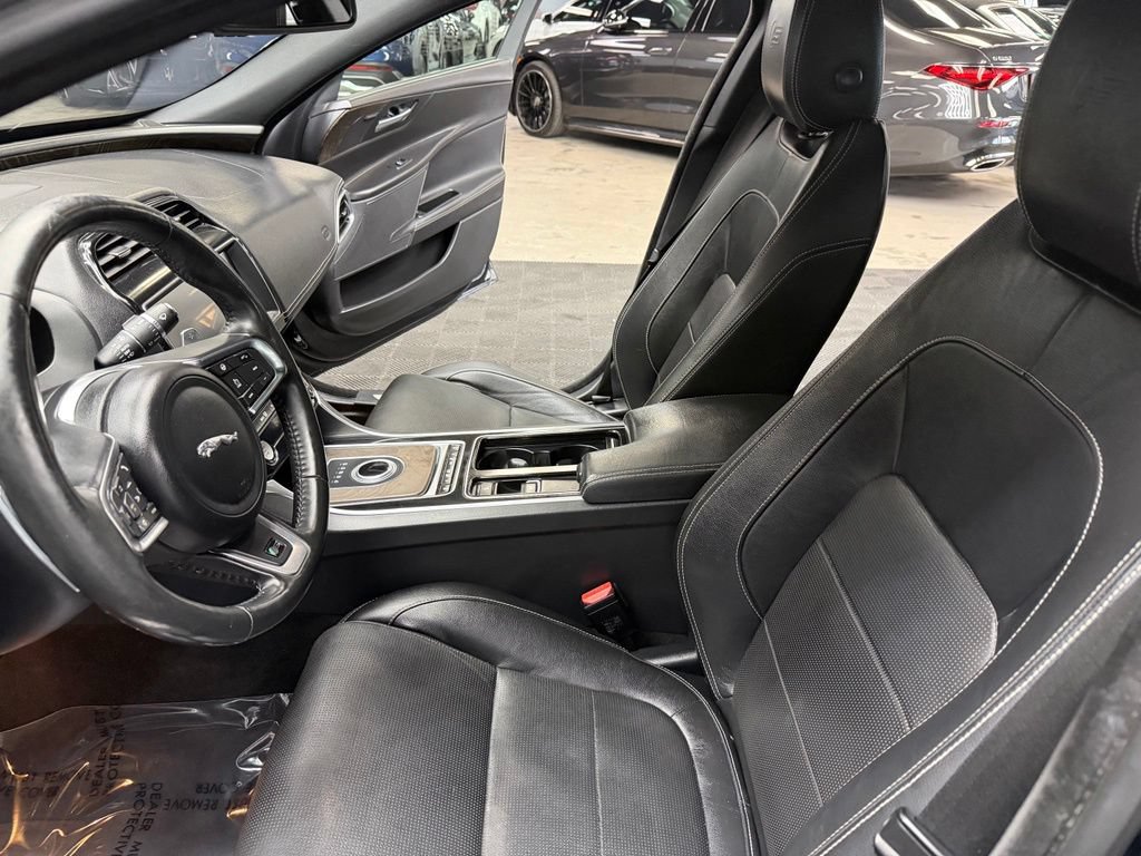 Used 2018 Jaguar XE S RWD image 33