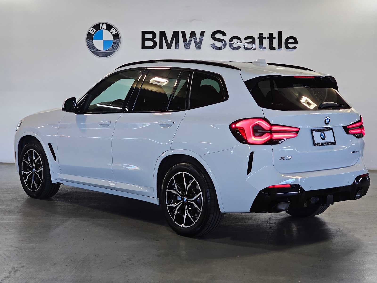 Used 2023 BMW X3 xDrive30i w/ M Sport Package AWD/4WD image 4