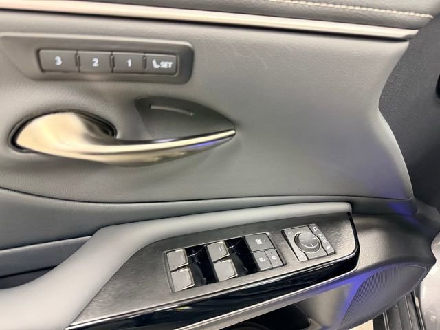 Used 2025 Lexus ES 300h F Sport image 23