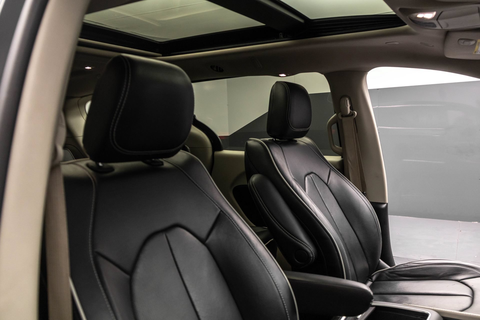 Used 2023 Chrysler Pacifica Limited FWD image 39