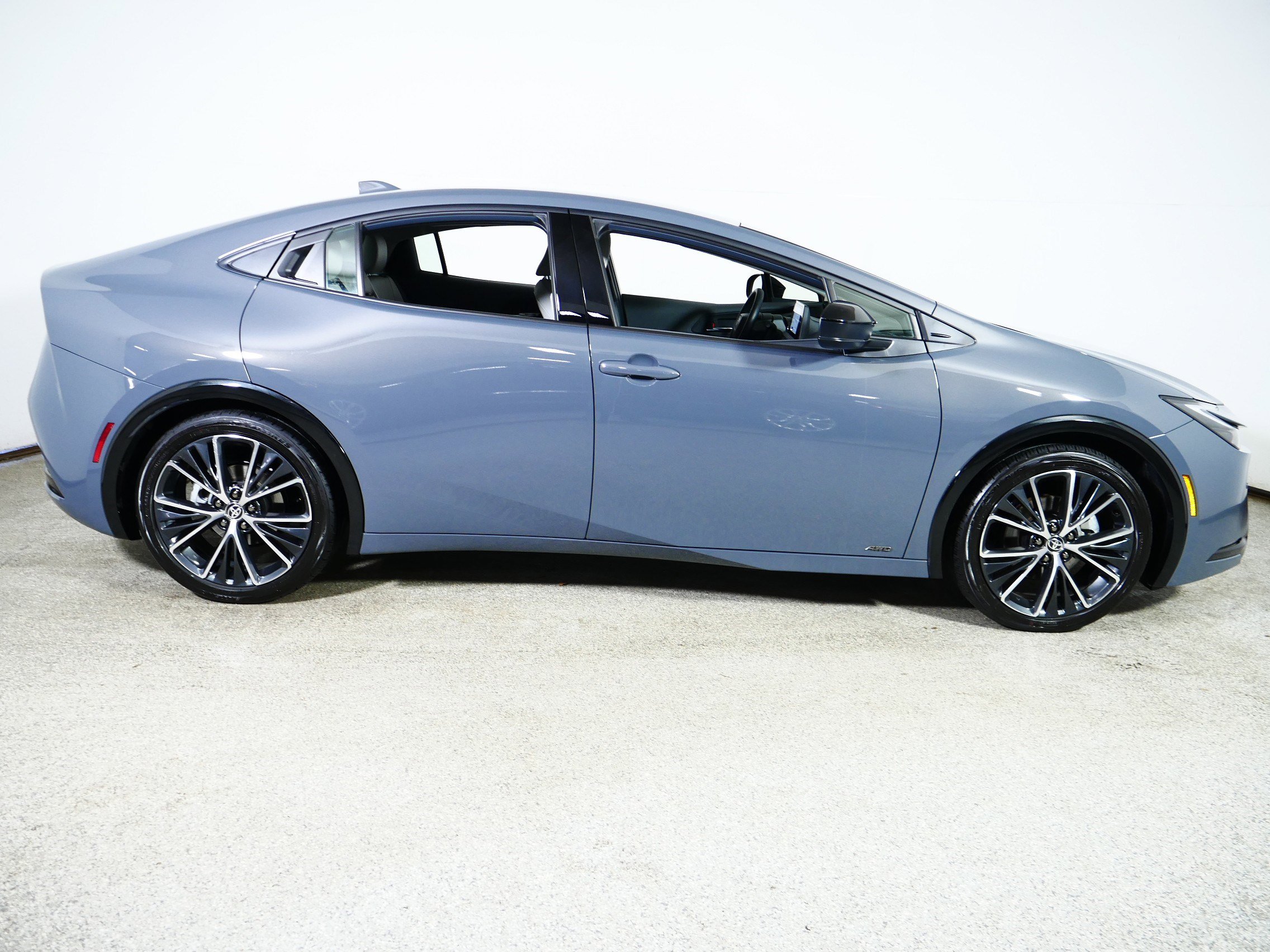 Used 2025 Toyota Prius XLE AWD/4WD image 8