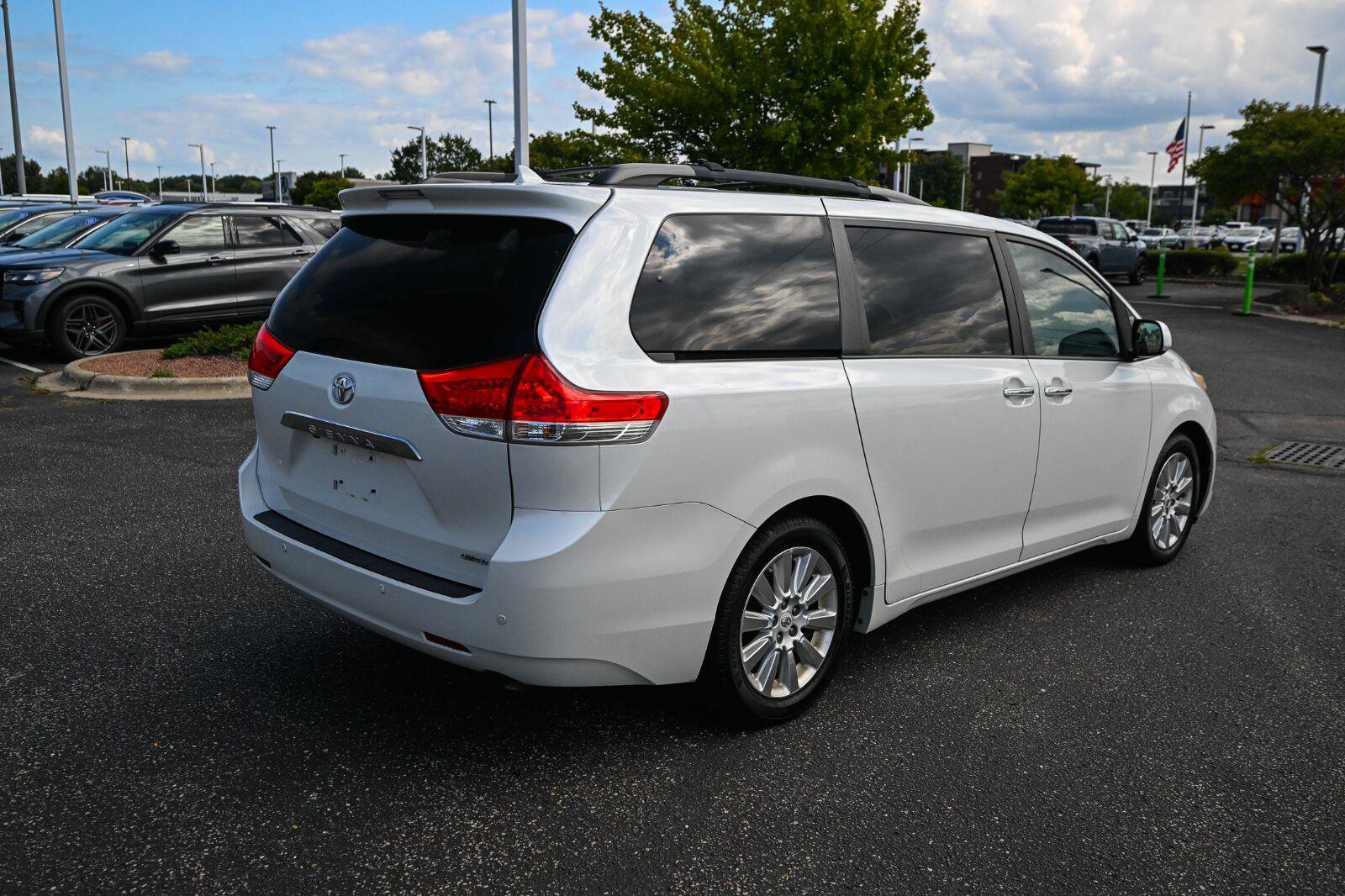 Used 2011 Toyota Sienna Limited w/ Premium Pkg FWD image 5