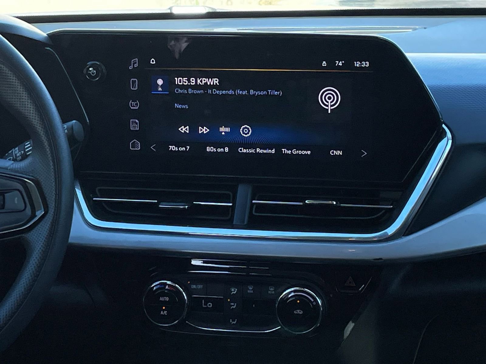 Used 2025 Chevrolet Trax LT image 17