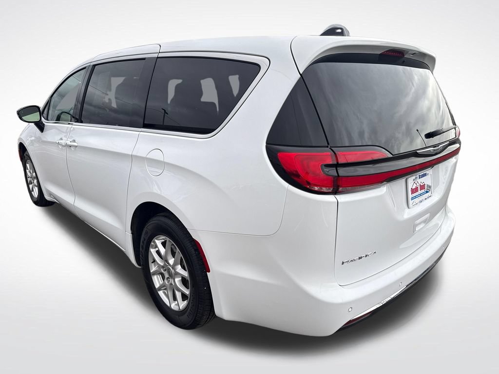Used 2024 Chrysler Pacifica Touring FWD image 3