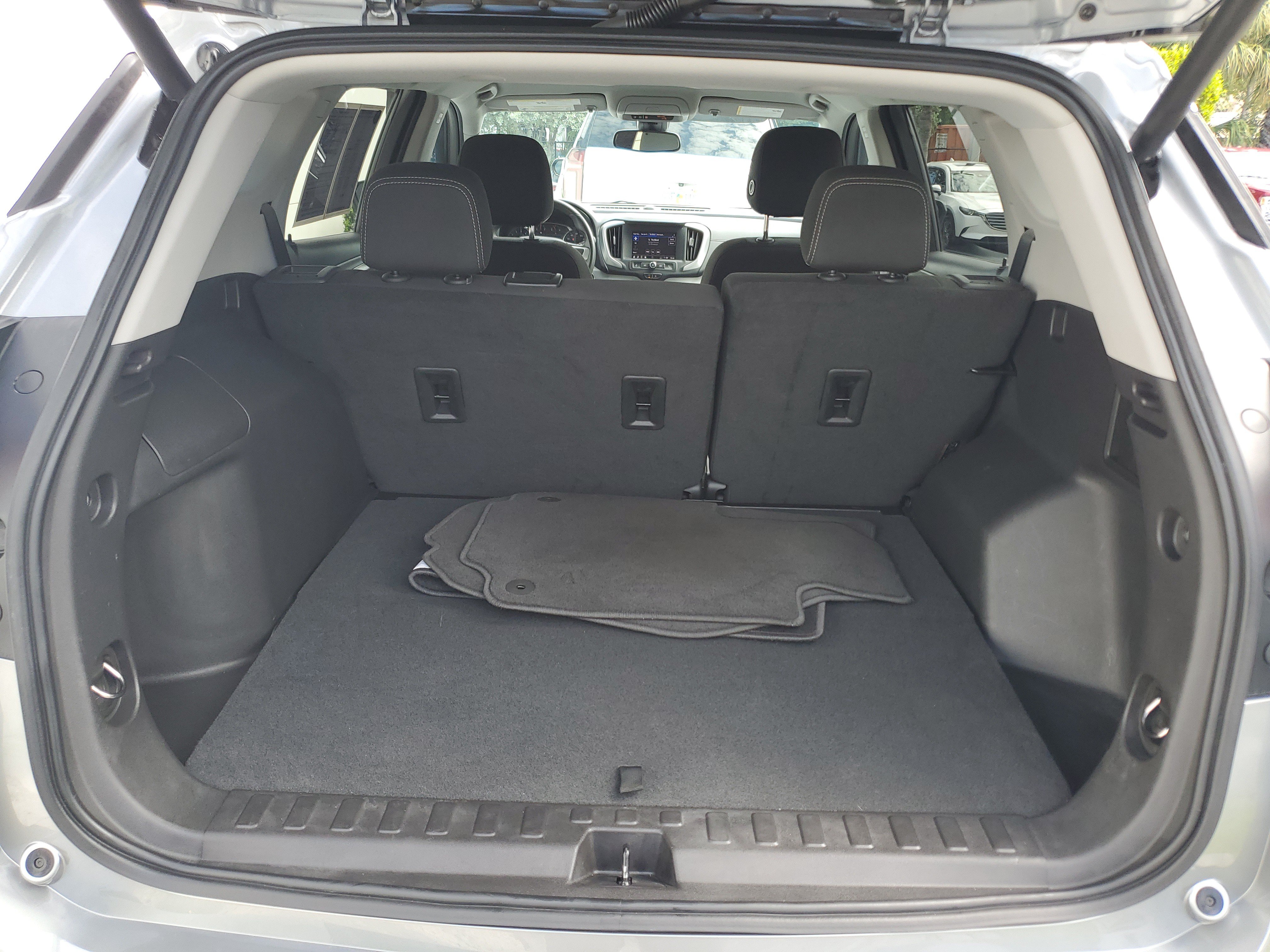 Used 2024 GMC Terrain SLE w/ Driver Convenience Package FWD image 11
